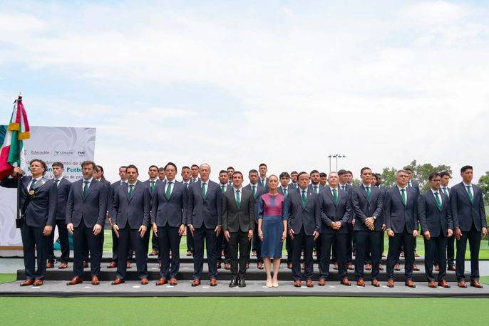 PRESIDENTA CLAUDIA SHEINBAUM ABANDERA A LA SELECCIÓN NACIONAL DE MÉXICO QUE PARTICIPARÁ EN LA COPA MUNDIAL DE LA FIFA 2026