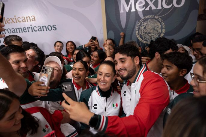 PRESIDENTA CLAUDIA SHEINBAUM ABANDERA A LA DELEGACIÓN MEXICANA QUE PARTICIPARÁ EN LOS XXV JUEGOS CENTROAMERICANOS Y DEL CARIBE SANTO DOMINGO 2026