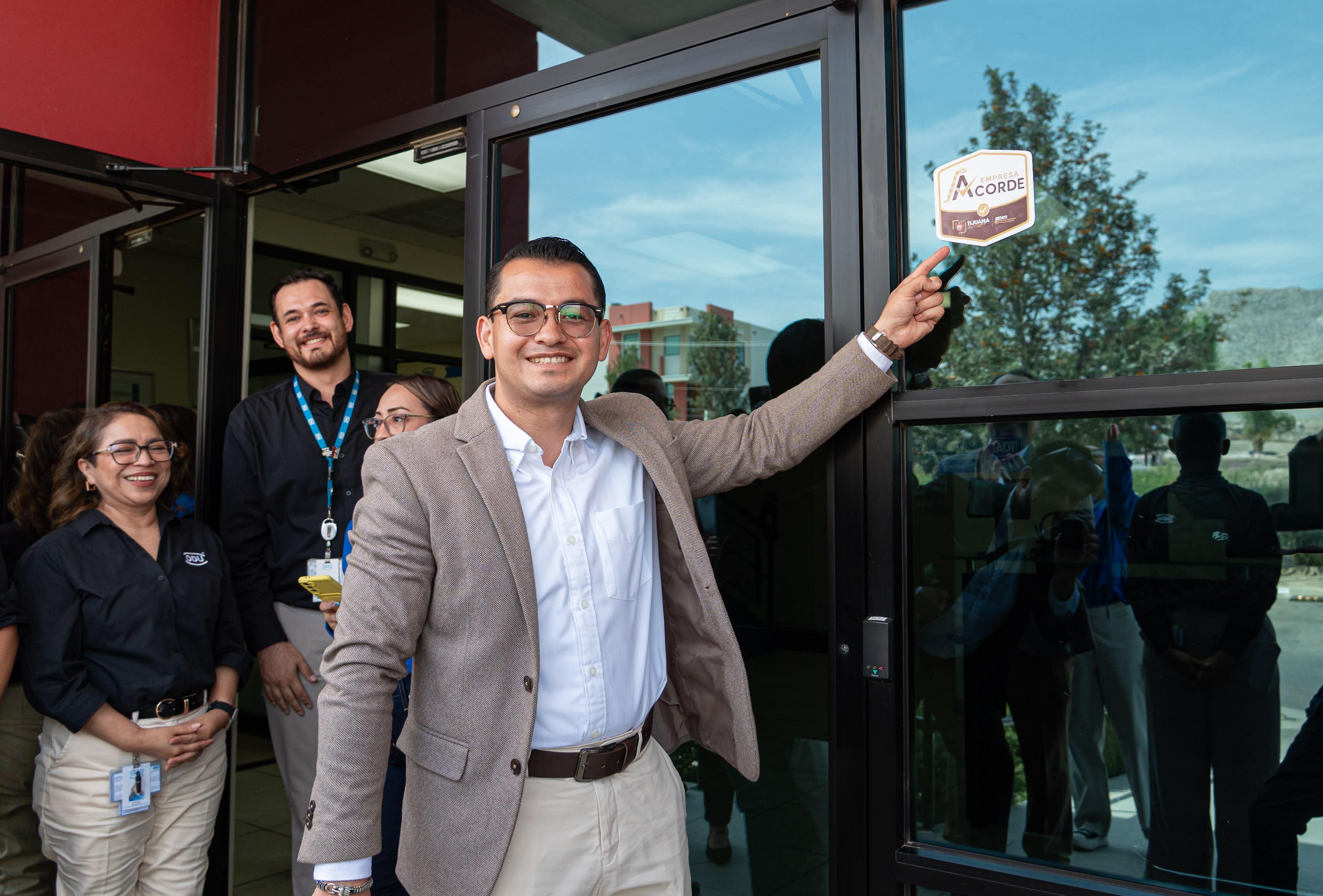 Coloca alcalde Abdiel Gutiérrez Distintivo ACORDE en la empresa ODU México Manufacturing
